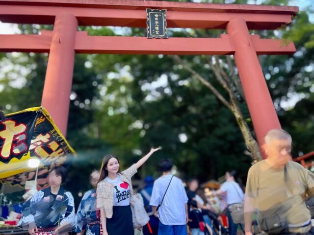 世田谷八幡宮の例大祭へ！
私が一番初めに政治活動を始めた日が2023年の元旦にこちらでご挨拶をしたのがスタートでした。
ここから始まったなと思う、大変思い入れのある場所です。
例大祭は出店も多くて活気がありました！
お神輿の迫力にも拍手👏

世田谷区民まつりのグッズだったこのTシャツを着ていたら、子どもたちにも「アイラブ世田谷だ〜！」と言われるほどご注目いただきました😂

世田谷区内のお祭りでは、「このお祭りにはいるのにこっちにはいないのはなんで？」「こっちにも来て欲しい」などお叱りやご要望をいただくこともあります。
可能な限り多く参加したいのですが、まず各お祭りの日程を全て把握するのが難しいこと、さらに身体がひとつしかなく議会の仕事もあるため時間に限りがあり、すべてのお祭りに参加することは難しいのが現状です。しかし動けるときはできるだけ参加するよう努めています。また、現在は支部長との協力体制にて動いているということもあります。
「なんでこのお祭りにいなかったんだろう」と疑問に思われた方がいらっしゃいましたら申し訳ありません。
また、参加していてもすべての場面で写真を撮影・掲載しているわけではないこともありますので、何卒ご理解いただけますと幸いです。
お声をかけてくださった場所を優先して参加しており、目の前のご縁を大切にしています。

もし来て欲しいお祭りがあったらぜひとも教えてください🙏喜んで飛んでいきます🕊️

#若林りさ
#日本維新の会
#世田谷区 
#世田谷区議会
#世田谷区議会議員
#世田谷イベント 
#せたがや #世田谷区 #世田谷 #setagaya #setagayaku 
#setagayaevent 
#世田谷八幡宮 
#世田谷八幡宮例大祭 
#宮坂 #宮の坂 #世田谷線 
#アイラブ世田谷 #ilovesetagaya