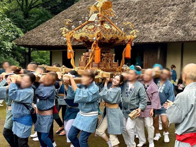 今日は岡本八幡神社の例大祭に参加しました！
人生初の神輿担ぎに挑戦しましたが、背が届かず途中で断念…それでも他の場面で地域の皆さんと最後まで一緒に盛り上げることに専念しました💪

前日から準備にも参加し、神輿の上に飾られた鳳凰がくわえる稲穂作りも担当しました。奉納する稲を結ぶためのこよりも、麻入りの和紙で手作りしたものです🕊️

笑顔で地域の伝統を支えながら、地元の絆をより一層感じた一日でした。来年もまた楽しみにしています！

#若林りさ
#日本維新の会
#世田谷区 
#世田谷区議会
#世田谷区議会議員
#世田谷イベント 
#岡本 #世田谷区岡本 #岡本民家園 
#お神輿 #神輿 #神輿担ぎ #例大祭 #岡本八幡宮 #岡本八幡宮神社 #岡本八幡宮祭典 #鳳凰 #稲穂