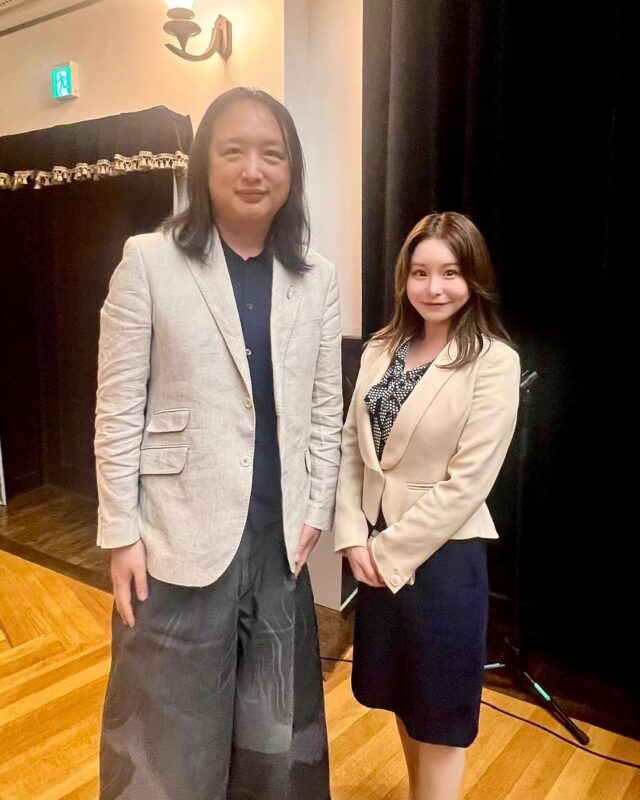 本日は、東京大学で開催された「東大AI研究会特別講演会」に参加いたしました。

まさに現代の天才たちによる対談！
元台湾デジタル担当大臣のオードリー・タンさん、　
そして万博でも注目を集めている落合陽一さんという豪華ゲストのお二人から、未来の社会とAI技術の可能性について学ぶ貴重な機会となりました。

そして何より、オードリー・タンさんに直接お会いしてお話しでき、大変感激いたしました。そのお言葉一つひとつに重みがあり心の深さを感じ、尊敬の念を抱きました。
また、落合陽一さんの民主主義に対する視点には、思わずハッとさせられる場面もあり大きな刺激を受けました。

AIと民主主義、そしてAIと共生する社会の在り方について、しっかり見据えて向き合っていきたいと思います。

#オードリータン #audreytang #唐鳳 #🇹🇼 #🇹🇼❤️ 
#デジタル民主主義 #台湾デジタル担当大臣 
#plurality #落合陽一 #デジタルネイチャー #計算機自然 #digitalnature #万博 #null2 #メディアアート
#東大AI研究会 #安田講堂 #東大
#若林りさ #世田谷区議会議員 #世田谷区　

並びが#オードリー若林
