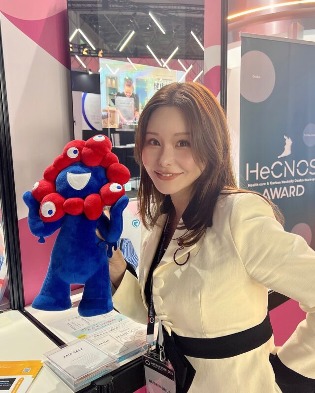 東京ビッグサイトで開催中の「SusHi Tech Tokyo 2025」に参加してきました！

スタートアップ、AI、スマートシティ、GX（グリーントランスフォーメーション）、ヘルスケアなどが一堂に会し、持続可能な未来都市の姿を描く一大イベントです。

ちなみに「SusHi Tech」は、お寿司🍣？と思ってしまいますが、
“Sustainable High City Tech Tokyo”の略とのこと！

写真に写っているものをいくつかご紹介します：

・垂直型スマート菜園（サーキュラー・アグリカルチャー）
都市の限られたスペースでも緑と共生できる農業インフラ。
高齢者支援や教育、都市部の地産地消等にも期待できます。

・3Dフードプリンター（JET COOK）
食材をインクジェットで出力！？ 宇宙空間での活用も視野に。
フードロス削減や被災地や介護福祉施設食支援にも活かせそうです。なんと“ウニ”を印刷中でした！

・冷凍寿司（DAY BREAK）
従来の冷凍技術を超える味と鮮度。想像以上に美味しくて驚きです！
フードロス削減や災害時、さらには自治体のPRや海外展開にも可能性を感じました。

・民間月面探査ローバー（ispace）
宇宙開発が“遠い未来”ではなく、民間スタートアップによる技術革新として関わる時代に入ってきています。

・テック×伝統文化の山車（宮本卯之助商店）
地域資源（文化）と先端技術を融合させるアイデアは、観光・産業振興にもつながります。

このほかにも、多くの企業や国・自治体のパビリオンが出展しており、「都市のビジョン提案」として、非常に多くの学びがありました。

自治体こそが、こうした民間技術と地域課題をつなぎ、実装のハブになるべきだと実感しました。
世田谷区でも、地域課題を「イノベーションの起点」と捉える政策を進めていくことができたらと思います。

明日はパブリックデイとして最終日なので、東京ビックサイトにぜひ足を運んでみてください！

万博ブースでミャクミャクも発見しました👀‼️

#SusHiTechTokyo2025 #スシテック
 #sushitech #東京ビックサイト #スタートアップ政策
#スマートシティ #自治体DX #スタートアップ #AI #スマートシティ #GX #グリーントランスフォーメーション #ヘルスケア #官民連携 #jetcook #ispace #daybreak #ispace #ツナグルマ #宮本卯之助商店
#世田谷区議会議員 #若林りさ #都市政策
#万博 じゃないよ #ミャクミャク