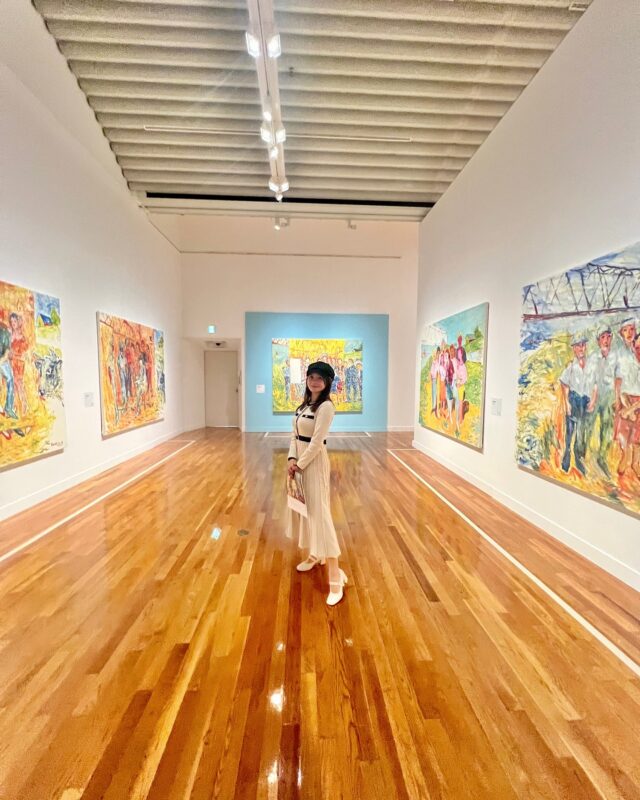 世田谷美術館で開催中の「横尾忠則　連画の河」展へ。

今年、世田谷区の名誉区民に選出され、現在88歳（6月で89歳）を迎える横尾忠則さん。
今回の展覧会は、まさに人生と命の集大成のような作品群でした。

一枚の絵を連ねて描き続けるスタイルで、まるで“連歌”を絵で表現する、独自の“連画”という手法で、めくるめくインスピレーションが数珠つなぎのように紡がれています。
一枚一枚が大きい作品ということもあり、実際に目の前で見るととても迫力があります。

描いているうちに“描かされている”と横尾さんは語っていますが、ピカソ、ゴーギャン、マン・レイ、マティス、セザンヌ、シャガール、デキリコ、デュシャン、バンクシー…などなどさまざまな巨匠たちが乗り移ったかのように見えます。
64点全部で1つの作品となっています。

私自身、昔から横尾さんの展覧会には足を運んでいましたが、今回の展示では特に“画家・横尾忠則”としての純粋なエネルギーに圧倒されました。
そしてどの絵も色彩が美しく、カメラを通した時に非常にカメラ映えすることに驚きました。

グッズコーナーもガチャガチャやシークレットキーホルダーなど豊富です！
私はクリアファイルマニアなので必ず買ってます笑　
ステッカー系も好きです。

また同時開催中のミュージアムコレクション「世田谷でインド」もとても興味深く、横尾さんのポスター作品もあり、精神性の深い展示でした。

世田谷美術館は砧公園の中にあり、広くて緑も多く、ゆったりとして訪れた時間や休日が特別なものになります。

この展覧会、もう一度じっくり見に行きたいなと思っています。

NHKの特集では「これが最後の展覧会になるかもしれない」と語っていた横尾さん。
しかしその後すぐに新作シリーズの制作に入り、まさに留まることを知らない創作への情熱に心を打たれました。
その後に生まれた新作シリーズがGUCCIの展示会が行われているそうです。
“家族との自画像”をテーマにした作品だそうで、こちらも必ず観に行きたいと思います！

「横尾忠則 連画の河」
【期間】2025年4月26日〜6月22日
【場所】世田谷美術館 
〒157-0075 
東京都世田谷区砧公園1-2

#横尾忠則 #横尾忠則展 #tadanoriyokoo #yokootadanori #連画の河 #連画の河展 #世田谷美術館 #setagayamuseum #setagaya #世田谷区 #世田谷区議会議員 #若林りさ