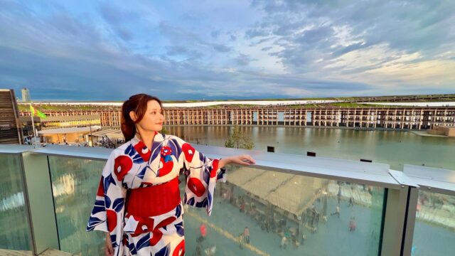 浴衣で大阪・関西万博👘
予約なしでパビリオン+αを27ヶ所巡るルートご紹介！

#ミャクミャク概念コーデ 
で行ったおすすめパビリオンなどは以下に続きます👇

マジックアワーの時間帯に大屋根リング×水辺×空が全部そろう奇跡の映えスポットは‌‌​​‌‌​​‌‌​​‌‌​​‌‌​​‌‌​​‌‌​​‌…📸

▶️ チェコパビリオンの屋上！
大屋根リングを一望できる神ショットが撮れます📸夕日は特に美しくて感動します🌇
ショーの時間だけ！50名様限定で屋上からも観覧いただけます✨

私が万博予約なし1.5日でパビリオン＋αを27ヶ所巡ったルートはこちら‼️
#おすすめパビリオン には⭕️をつけてます！

《1日目》17:00から夜間券で参加
◆くら寿司🍣
◆未来の都市🌃
◆カンボジア🇰🇭
◆⭕️サウジアラビア🇸🇦
◆スペイン🇪🇸
◆アゼルバイジャン🇦🇿
◆アオと夜の虹パレード
◆ドローンショー

※入口は西口ゲートが空いてる！
※ 夜間券は¥3700でお得！16時から入場いただけます。
※20:30に閉まるパビリオンが多いです。終わりがけに並ばずに入れたりします！
※万博会場は22:00まで開いてます。

《２日目》朝9:00〜19:00頃まで参加
◆東口ゲートマーケットプレイス
◆アラブ首長国連邦🇦🇪
◆カタール🇶🇦
◆フランス館のパン屋さん🥐
◆⭕️クウェート🇰🇼
◆ポーランド🇵🇱
◆リングサイドマーケットプレイス西（フードコート）
◆大屋根リング
◆セネガル🇸🇳
◆バルト館（バルト三国→ラトビア🇱🇻、リトアニア🇱🇹）

コモンズC
◆ウクライナ🇺🇦
◆サンマリノ🇸🇲
◆クロアチア🇭🇷
◆ガボン🇬🇦
◆ウルグアイ🇺🇾
◆イスラエル🇮🇱
◆パナマ🇵🇦

◆⭕️トルクメニスタン🇹🇲
◆チェコ🇨🇿
◆北欧館（デンマーク🇩🇰、フィンランド🇫🇮、アイスランド🇮🇸、ノルウェー🇳🇴、スウェーデン🇸🇪）

※お土産屋さんは夕方には長蛇の列。朝イチは並ばないのでおすすめ
※1日の歩数は約2万歩
※体温調整出来る準備を！海辺で風が強く少し寒かったですが薄手のヒートテック仕込んでちょうど良かった（気温最高25℃、最低気温14℃）
※晴れの日はサングラス、帽子、日傘などあると良い

スタッフさんのクオリティーの高さとデザイナーズトイレの素晴らしさに感動しました。日本の誇りですね。
他にもたくさん行きたいパビリオンはありましたが、予約が取れなかったり並ぶ時間が取れなかったり…その時の運と出逢いを楽しむことが大切ですね・*:..｡o♬*ﾟ
人生初の万博、楽しめました！

みなさんのご参考になると嬉しいです☺️

#万博 #大阪関西万博 #大阪関西万博2025 #EXPO2025 #expo #大阪 #夢洲 #ミャクミャク #ミャクミャク概念コーデ #浴衣で万博 #浴衣 #万博コーデ #ミャクミャク浴衣 #👘 #japaneseculture #yukata #パビリオン #くら寿司 #チェコ館 #レネ #トルクメニスタン #turkmenistan #サウジアラビア #クウェート #大屋根リング #万博リング #EXPO2025スナップ