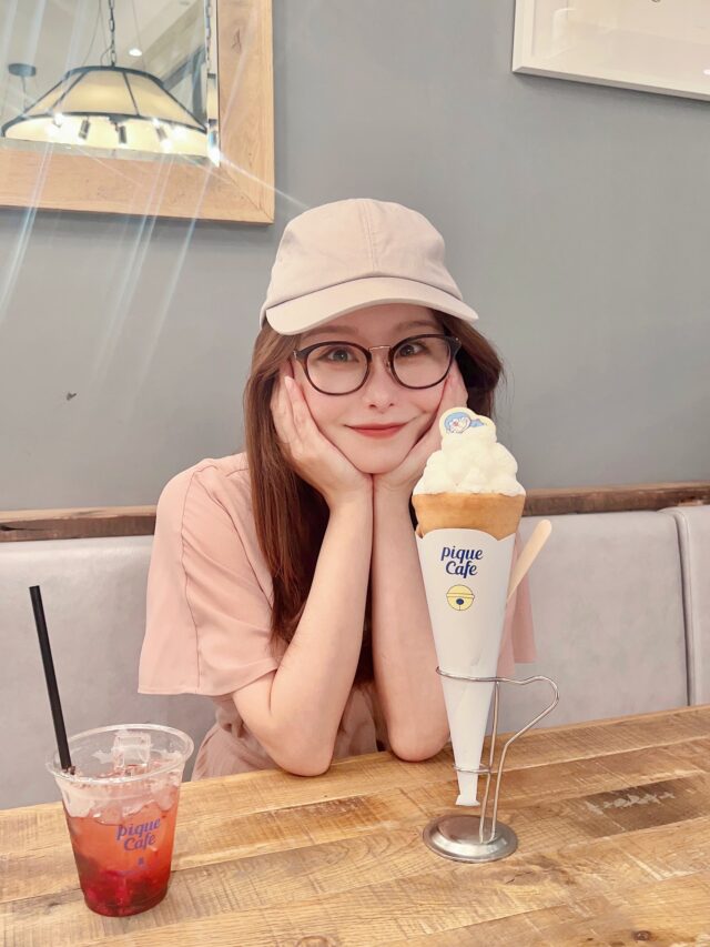 二子玉川の高島屋の南館B1にある、ジェラート ピケ カフェが、ドラえもんとコラボしていました！

私はとっても可愛いドラえもんクレープを食べてみました☁️ふわふわの雲のようなクリームの中にはブルーバニラアイスが入っていて、食べ進めるとあんことカステラが登場。
どら焼きのような風味で、まさに“ドラえもんクレープ”のお味でした🩵

たまたま今日訪れたのですが、なんと今日はのび太の誕生日だったんですね🎂

開催期間は
2025年8月7日（木）〈のび太の誕生日〉～9月3日（水）〈ドラえもんの誕生日〉
とのことです！

ジェラートピケの店舗でも、ドラえもんのグッズコラボを実施していましたよ◎

最新の二子玉川情報でした☺️

#二子玉川 #二子玉川グルメ #玉川高島屋 #にこたまカフェ #ジェラートピケカフェ #ジェラピケカフェ #ジェラピケカフェのクレープ #ドラえもん #ドラえもんクレープ #gelatopiqué #gelatopiquecafe #ジェラートピケカフェビオコンセプト #のび太の誕生日 #リサリサグルメ 久々かも