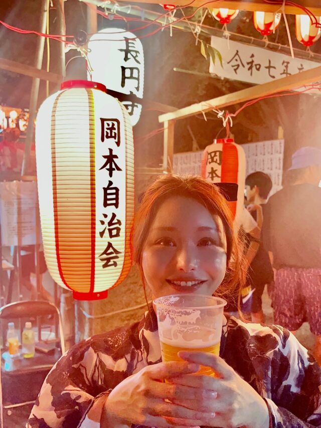 岡本自治会盆踊り大会に参加させていただきました！

毎年恒例のこの行事、今年も地域の皆さまと楽しいひとときを過ごすことができました。

昨年に引き続き、やぐらにも上がらせていただき、皆さまと一緒に盆踊りを踊ることができて、感謝の気持ちでいっぱいです🙏

この日は、ブラックレースを基調に、モノトーン×リボンのシックでモダンな浴衣コーデにしてみました👘✨

夏祭りで飲むビールはやっぱり格別ですね🍺
地域の温かさと夏の風情に包まれた、心あたたまる一夜となりました。

皆様も盆踊り一緒に踊りましょう〜！
一度覚えるとどんどん楽しくなりますよ♪

#盆踊り #浴衣 #世田谷イベント #せたがや #世田谷区 #世田谷 #setagaya #setagayaku #岡本盆踊り #岡本自治会盆踊り大会 #世田谷区岡本 #長円寺 #盆踊り大会 #盆踊り好きな人と繋がりたい #🍺 #世田谷区議会議員 #世田谷区議会議員若林りさ  #若林りさ区議 #若林りさ世田谷区議会議員 #若林りさ世田谷区議
