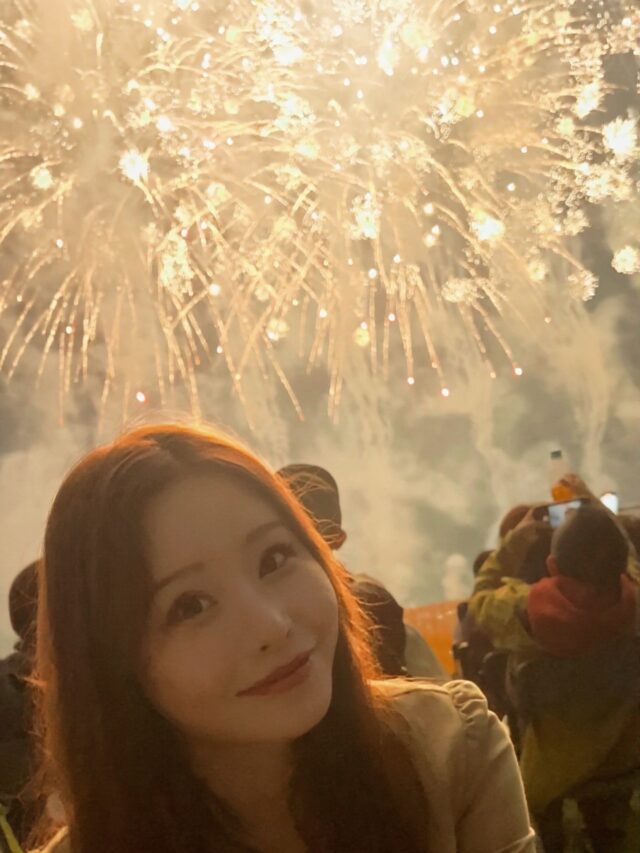 第47回たまがわ花火大会へ！
今年は初めて会場内から観覧しました。

多摩川を挟み、世田谷区と川崎市が合同で開催する２つの花火大会。
雨の予報で無事に打ち上がるか心配でしたが、打ち上げの時間にはちょうど雨が止み、今年も地域の皆さんのご協力のもと、無事に開催されました。

今年初登場の「サザエさん花火」では、クイズ形式で大いに盛り上がり、最後はサザエさんのじゃんけん花火で締めくくり。
どうやらパーの花火だったそうですが、私はチョキを出していたので勝ちました✌️笑

地域の力があってこそ成り立つ、世田谷の夏の風物詩です。
運営委員会をはじめ、協賛企業、地域のボランティア、警備・清掃に携わった皆さま、本当にありがとうございました！

#たまがわ花火大会 #たまがわ花火 #第47回世田谷区たまがわ花火大会 #サザエさん花火 #花火 #fireworks #hanabi #若林りさ #世田谷区議会議員 #世田谷区議会議員若林りさ #若林りさ区議 #若林りさ世田谷区議会議員 #若林りさ世田谷区議