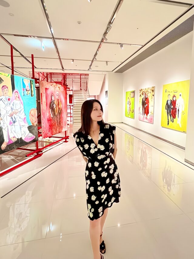 世田谷区名誉区民であり、日本を代表するアーティスト・横尾忠則さんの展覧会へ。（少し前のことですが…）

初期ポスターから近年の油彩、そして今回初公開となる超最新作まで、
60年を超える創作の軌跡が一堂に並び、何と素晴らしい展示なのでしょうか✨
こんな圧巻の作品展を無料で見られるなんて、GUCCIギャラリーさん、本当にすごいです！

会場には工事現場を思わせる足場や資材が配されているのは、1970年の大阪万博「せんい館」の建築デザインをモチーフにしたインスタレーション《未完の足場》です。

建設現場をそのまま残すこと＝「未完のアート」として、
当時前代未聞のパビリオンだったそうです。
作業しているように見える人たちは人形ですよ！笑

タイトルの「未完（Mikan）」には、
“未完成＝生きている証”というメッセージが込められています。

人生は未完の旅。
いつまでも未完でありながら形を変えて成長し、
今という時代に生きていることを楽しもうと思いました。

当初9月までだった会期が、好評につき11月まで延長。
本当におすすめなので、みなさまもぜひ✨
銀座のGUCCIの中にあるギャラリーです。

⸻

「横尾忠則  未完の自画像 - 私への旅」
🗓️ 2025年4月23日(水) – 11月9日（日)
🕚 11:00 – 20:00（最終入場 19:30）
会期中無休／入場無料／予約不要

📍GUCCI GINZA GALLERY
東京都中央区銀座4-4-10 グッチ銀座 7階
東京メトロ銀座駅 B2出口

#横尾忠則 #gucciginzagallery #名誉区民 #世田谷区 #tadanoriyokoo #万博