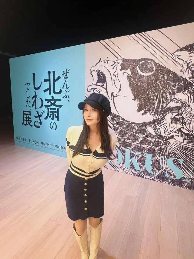 「HOKUSAI ― ぜんぶ、北斎のしわざでした。展」へ行ってきました。

マンガとアニメの原点がここに！
そして、ずっと好きだった北斎の代表作である大波の絵（『冨嶽三十六景 神奈川沖浪裏』）を今回初めて実物で見ることができたのがとても嬉しかったです。
今の日本のパスポートの中のデザインも北斎の絵が使われていますね🌊

ユーモアたっぷりの変顔や、動物たちの可愛い表情。ただの浮世絵ではなく、遊びごころがあります。
特に、現代漫画の原点とも言える描写技法は圧巻です。
コマ割りのような構図、動きを感じさせる線、感情表現の豊かさ。
200年以上前の作品なのに、すでに今につながる表現が完成されていたことに驚かされました。

富士山百景は、同じ山を多様な視点で描く発想が面白く、「見方や表現を変える力」を感じました。

また、西洋のアーティストたちが北斎を参照し、新たなアートを生み出してきた史実からは、
文化の力が国境も時代も越えて広がっていくダイナミズムを感じます。

北斎は90歳で亡くなりましたが、
「あと5年生きれば真の画工になれたのに」と語ったという逸話も印象的です。
生涯をかけて成長し続ける姿勢に強く心を動かされました。

会期は11/30 まで。興味のある方はぜひ。

【HOKUSAI ― ぜんぶ、北斎のしわざでした。展】
会期：2025.9.13(土) → 11.30(日)（会期中無休）
会場：📍CREATIVE MUSEUM TOKYO［東京・京橋］
東京都中央区京橋1-7-1 TODA BUILDING 6F

#北斎 #葛飾北斎 #HOKUSAI #ぜんぶ北斎のしわざでした展 #冨嶽三十六景神奈川沖浪裏 #creativemuseumtokyo #京橋