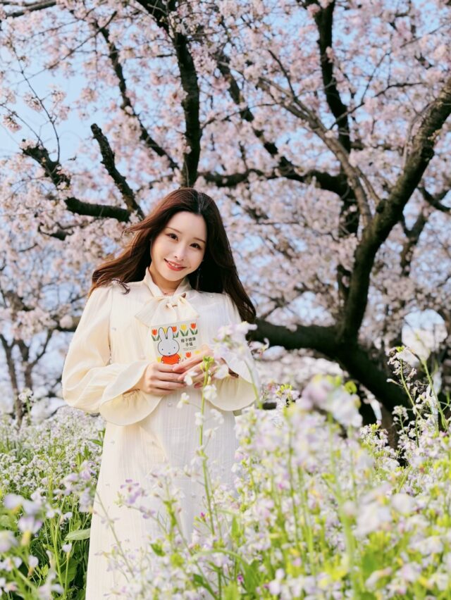 【ご報告】このたび新しい命を授かりました。

日々の活動を支えてくださっている皆様に、心より感謝申し上げます。

第一子ということもあり不安もありますが、
命を育む立場となる中で、
子育てや働き方、地域のあり方について、
これまで以上に当事者として向き合うことになると感じています。

また不妊治療の当事者としても、
経験してきたことを通じて、制度や支援のあり方について、改善すべき点や課題を強く感じてきました。
同じように悩みを抱える方々の声に寄り添いながら、その声を政策につなげていきたいと考えています。

これから実際に出産や子育てを経験する中で見えてくる課題にも向き合いながら、
子育て世帯の声を自分ごととして受け止め、
リアルタイムで政策に反映していくことができればと思います。

働く世代や子育てに関わるすべての方々や
女性の声の代弁者となれるよう、
丁寧に届けて参りたいと思います。

一方で、議員としての責任に変わりはありません。
体調に留意しながら、これまで通り一つひとつの課題に向き合い、しっかりと取り組んでまいります。

引き続きよろしくお願いいたします。

世田谷区議会議員
若林りさ

※通りがかりの多摩川沿いに桜が咲いていたので思わず写真を撮りました。
世田谷区にはこのような美しい風景があります🌸💐
そして世田谷区のミッフィーちゃんの母子手帳とともに🐰