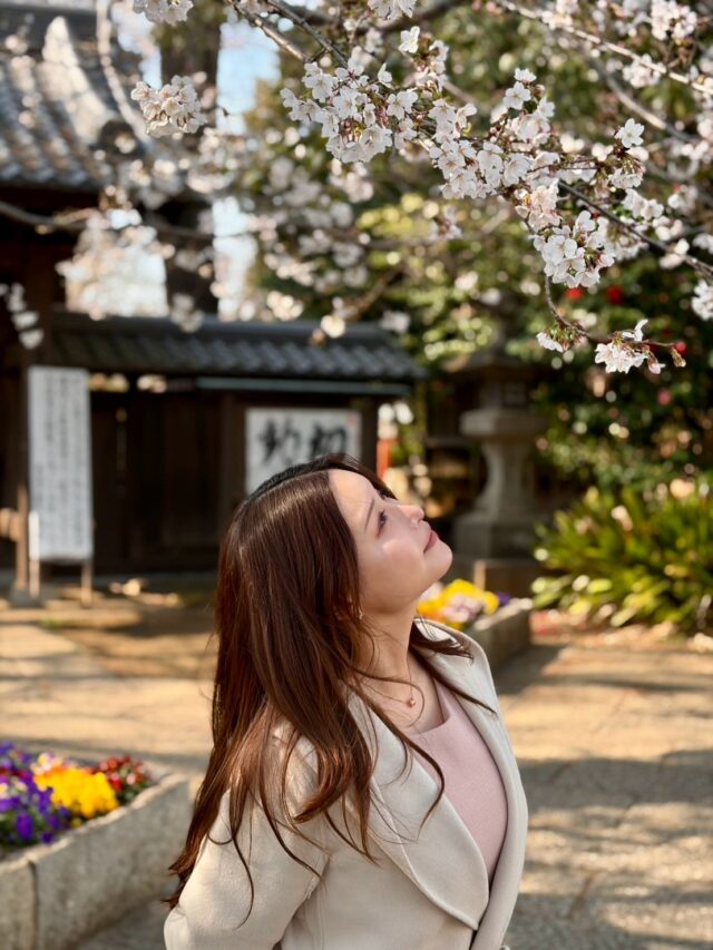 お花見投稿🌸

世田谷区内には桜の名所が数多くあり、歩いているだけでも見事な桜に出会いますが、昨年訪れた大蔵にある東光山妙法寺に続き、穴場のお花見スポットを探しています。

今年は等々力不動尊へ。
境内は落ち着いた空気に包まれており、雰囲気がとても良く、穏やかな時間が流れていました。

桜はもちろんですが、足元の花々や緑も美しく、季節の移ろいを丁寧に感じられる場所です。
こうした日常の中の自然を大切にできる環境は、世田谷の魅力の一つだと改めて感じました。

境内にはカフェもあり、今回は限定の桜アイスクリームを🌸🍦

にぎやかなお花見も良いですが、こうした少し静かで落ち着いた時間を過ごしたい方にはおすすめの場所です。

皆さまは今年お花見されましたか？
おすすめの桜スポットがありましたら、ぜひ教えていただけますと嬉しいです！

#世田谷区 #等々力不動尊 #お花見 #桜 #世田谷区議会議員若林りさ