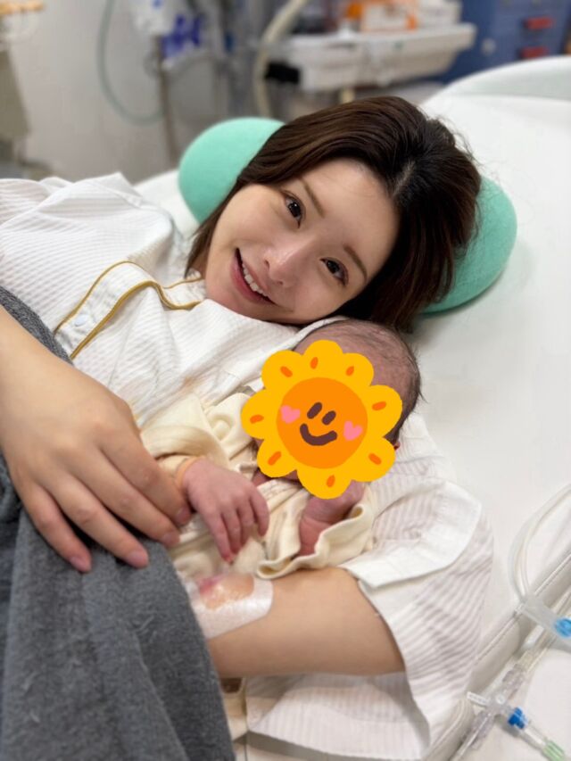 【出産のご報告】
昨日、誕生日を迎えました。
新たな門出にあわせてご報告です。

8月、予定日ぴったりに第一子を無事に出産いたしました。

出産は、破水してから約55時間、陣痛から約27時間という長時間にわたるお産となりましたが、分娩台に上がってからは約30分で、無事に生まれてきてくれました。

ただ、出産は「産んだら終わり」ではありませんでした。

退院後に体調が急変し、心不全となり救急搬送されるなど、産後も予想していなかった出来事が続きました。
現在は治療を受けながら、少しずつ体調も落ち着いてきています。

産前は直前までとても元気に過ごしていたからこそ、今回の経験は自分にとって大きな衝撃でもありました。
出産は、赤ちゃんが生まれた瞬間に終わるものではないこと。
産後も母体には大きな変化が続き、場合によっては命に関わることがあること。
そして、少しでも身体に異変を感じたときには、
「産後だから仕方がない」「もう少し様子を見よう」と我慢せず、きちんと診察を受け、必要な検査や治療につながることが本当に大切だと、身をもって感じました。

「母子ともに元気です。」という、
これまで何気なく耳にしてきたこの言葉が、決して当たり前のものではないこと。
その言葉の重みを、今は以前とはまったく違う気持ちで受け止めています。

おかげさまで、子どもは元気にしています。

妊娠中から温かいお言葉や励ましを寄せてくださった皆様、そして日頃から活動を支えてくださっている皆様に、心より感謝申し上げます。

まずはしっかりと身体を回復させ、母子の健康を第一に過ごしてまいります。

そして復帰後は、妊娠・出産、そして産後まで実際に経験したからこそ見えたこと、感じたことを、新たな力に変えていきたいと思います。

今後とも、変わらぬご支援とご声援を賜りますよう、よろしくお願い申し上げます。

世田谷区議会議員
若林りさ

#出産報告 #若林りさ #世田谷区議会議員若林りさ